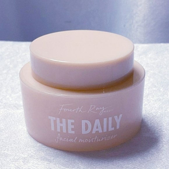 FOURTH RAY BEAUTY “THE DAILY MOISTURIZER “ - Picture 7 of 9